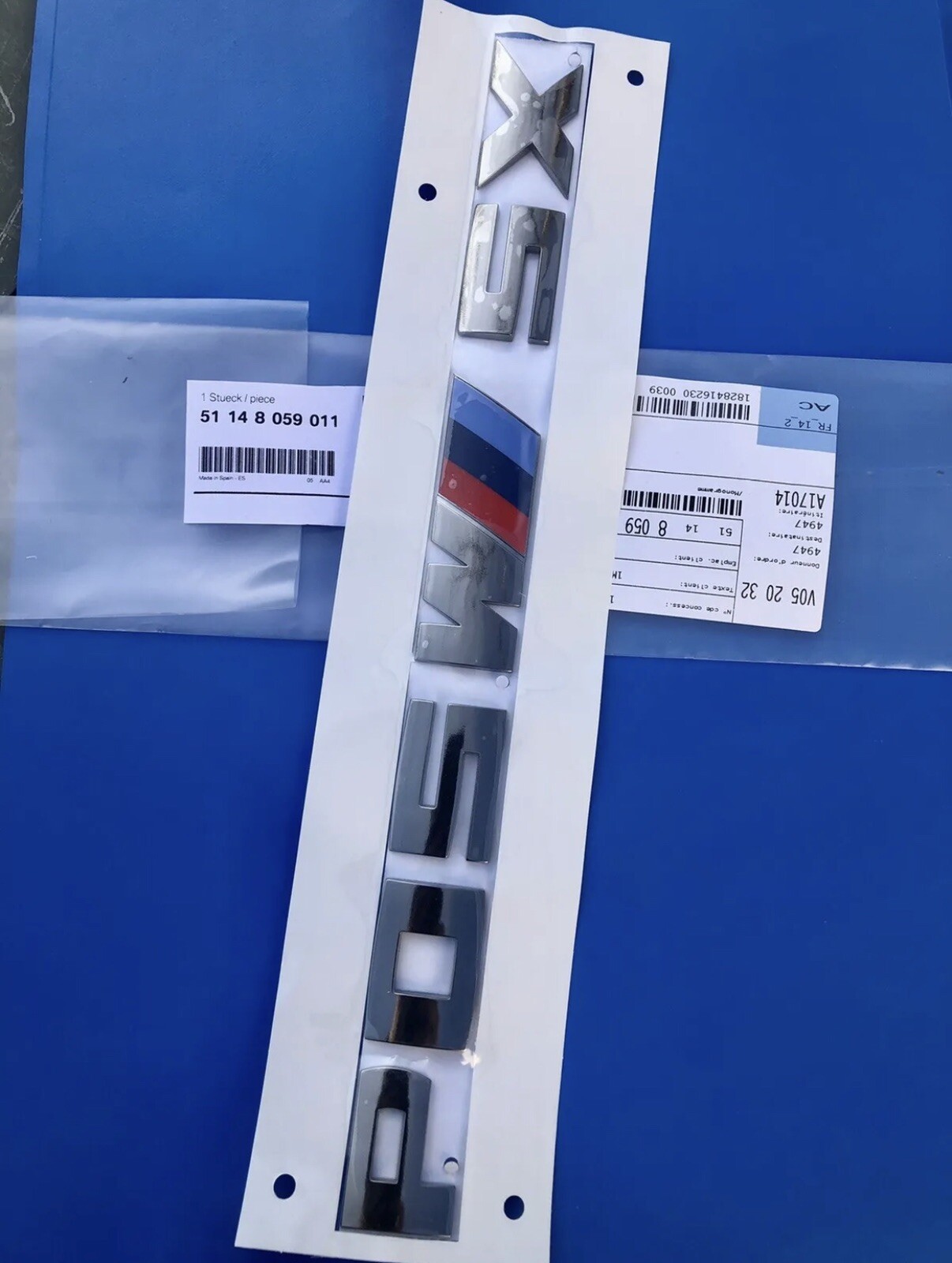 Logo BMW X5 M50d d'origine 51148059011, l'élégance du chrome et de l'anthracite