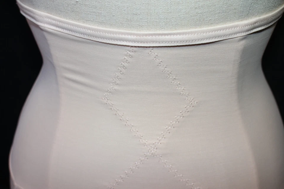 Calzoncillos modeladores de barriga Flexees M Long Line Nude 3918 Underwonder nuevos sin etiquetas Foto 2 de 4