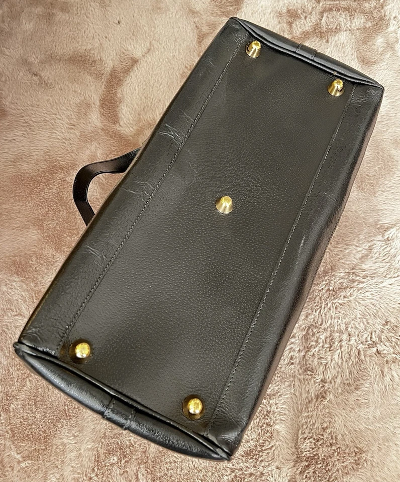 Gucci travel bag. Elevate your style with this stunning Gucci leather bag. - Image 2 of 4