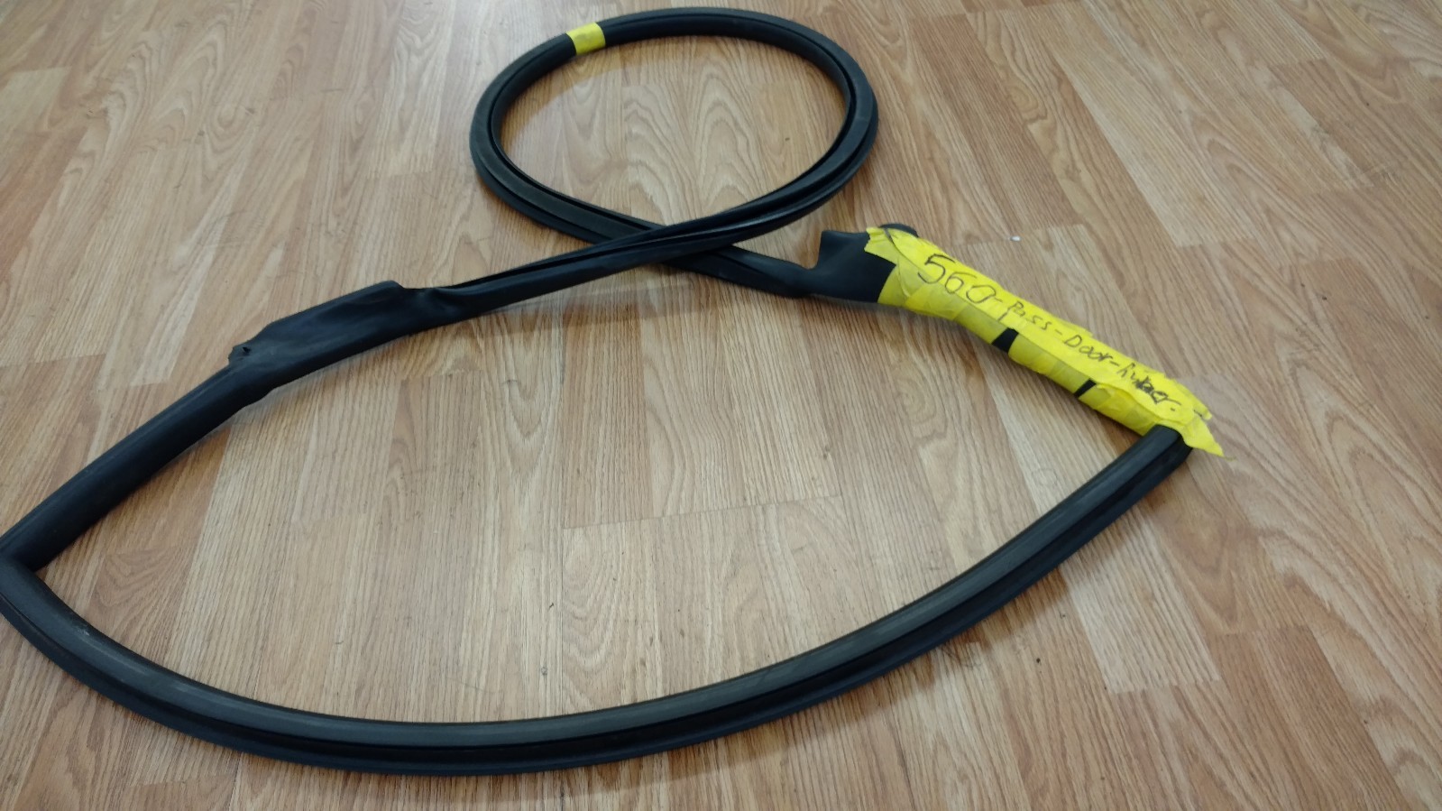 LAMBORGHINI GALLARDO LP560 PASSENGER SIDE DOOR SEAL RUBBER OEM