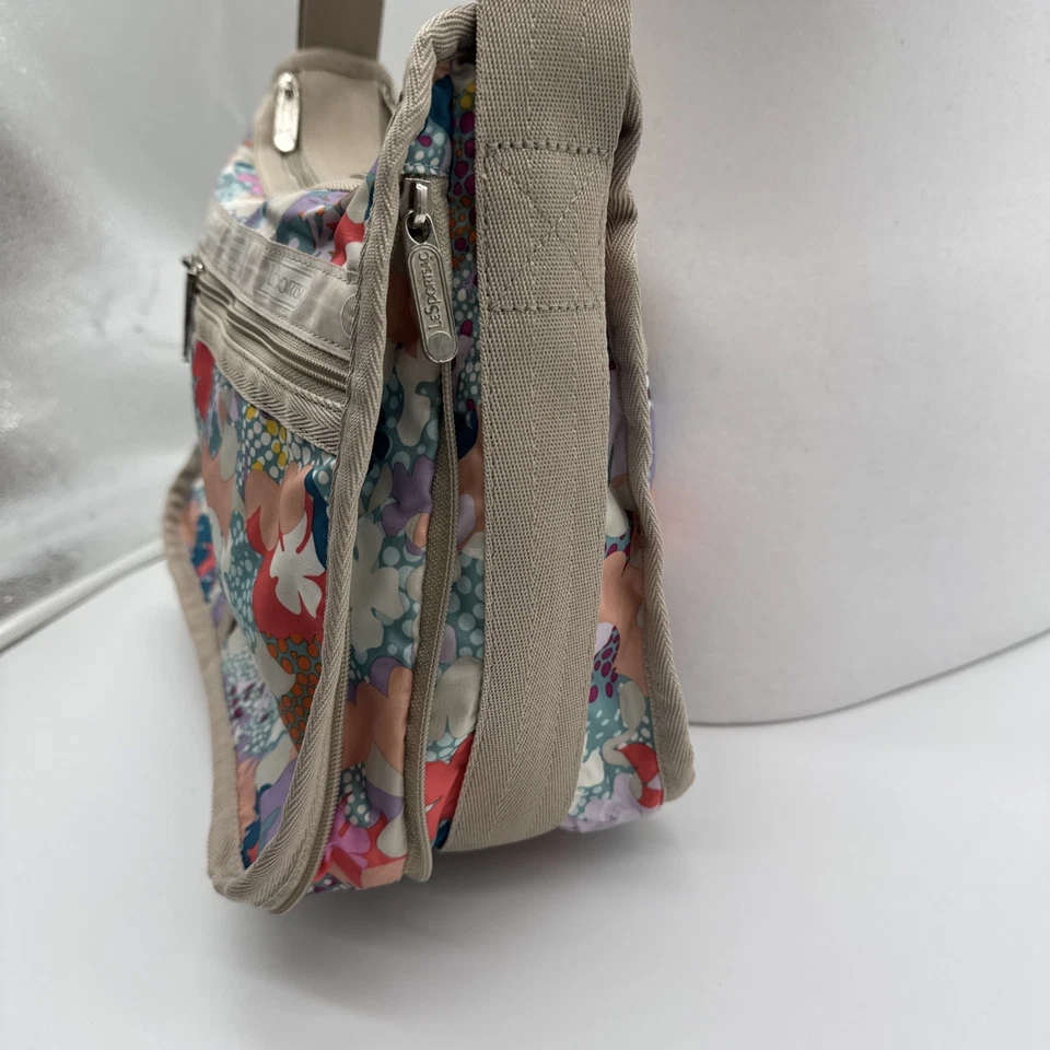 Bolso Bandolera Para Mujer Le SportSac Marrón Diseño Floral Usado en Excelente Condición Pequeño Bolso con Cremallera Foto 2 de 4