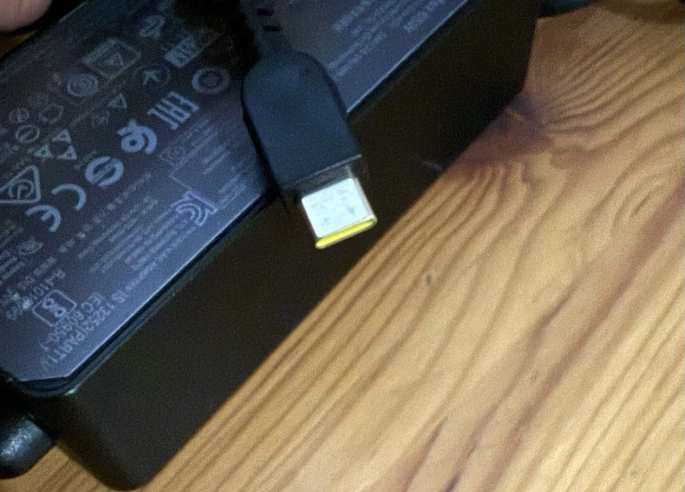 Cargador Adaptador CA Original Lenovo ADLX65YLC3D USB C 65W Foto 2 de 4