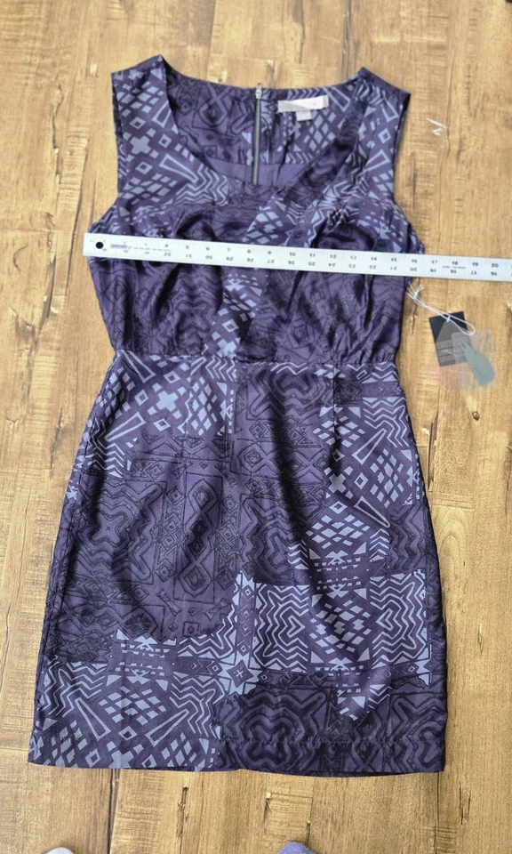 Mini vestido Love21 feminino de seda SP cinza ameixa forrado geométrico novo com etiquetas - Imagem 3 de 4