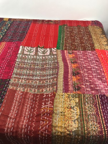 Manta de lanzamiento de patchwork de seda Kantha - mezcla de seda/algodón de 50"" x 70 - Imagen 5 de 11