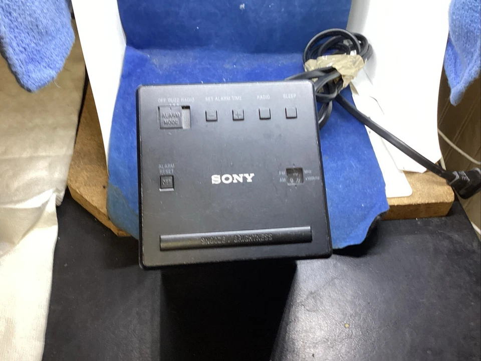 Radio despertador sony número de modelo ICF – C– 1�� Foto 2 de 2