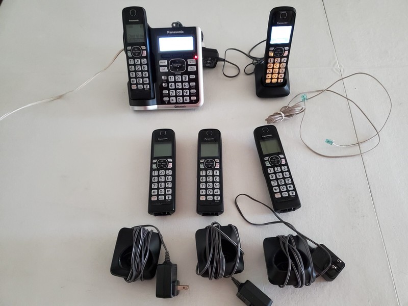 Panasonic KX-TGF570 Bluetooth Cordless Phone Answering Base & 5 Handsets