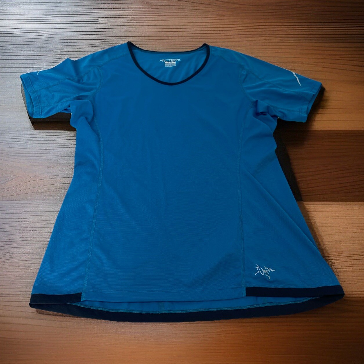 Arcteryx Women’s Large Short Sleeve V-Neck Solid Bright Blue T-Shirt