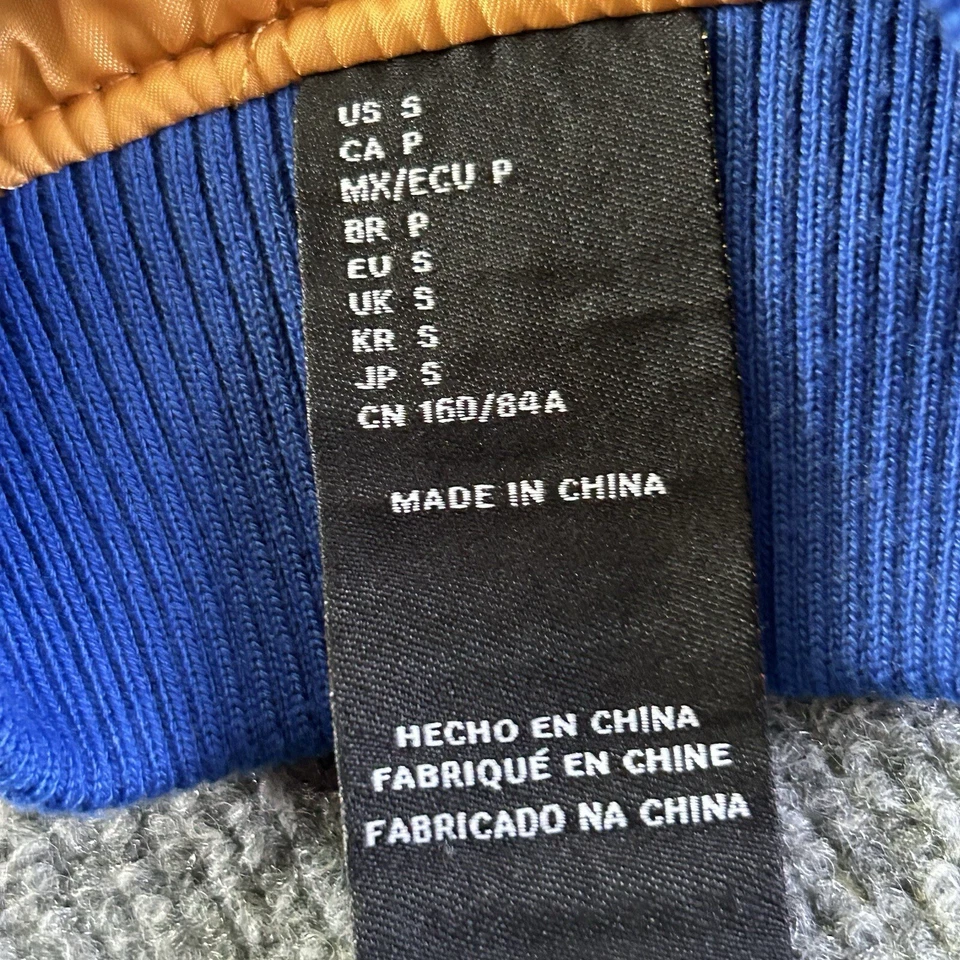 Chaqueta para mujer Forever 21 X Disney pequeña Mickey Mouse bombardero universitario mostaza Foto 4 de 4