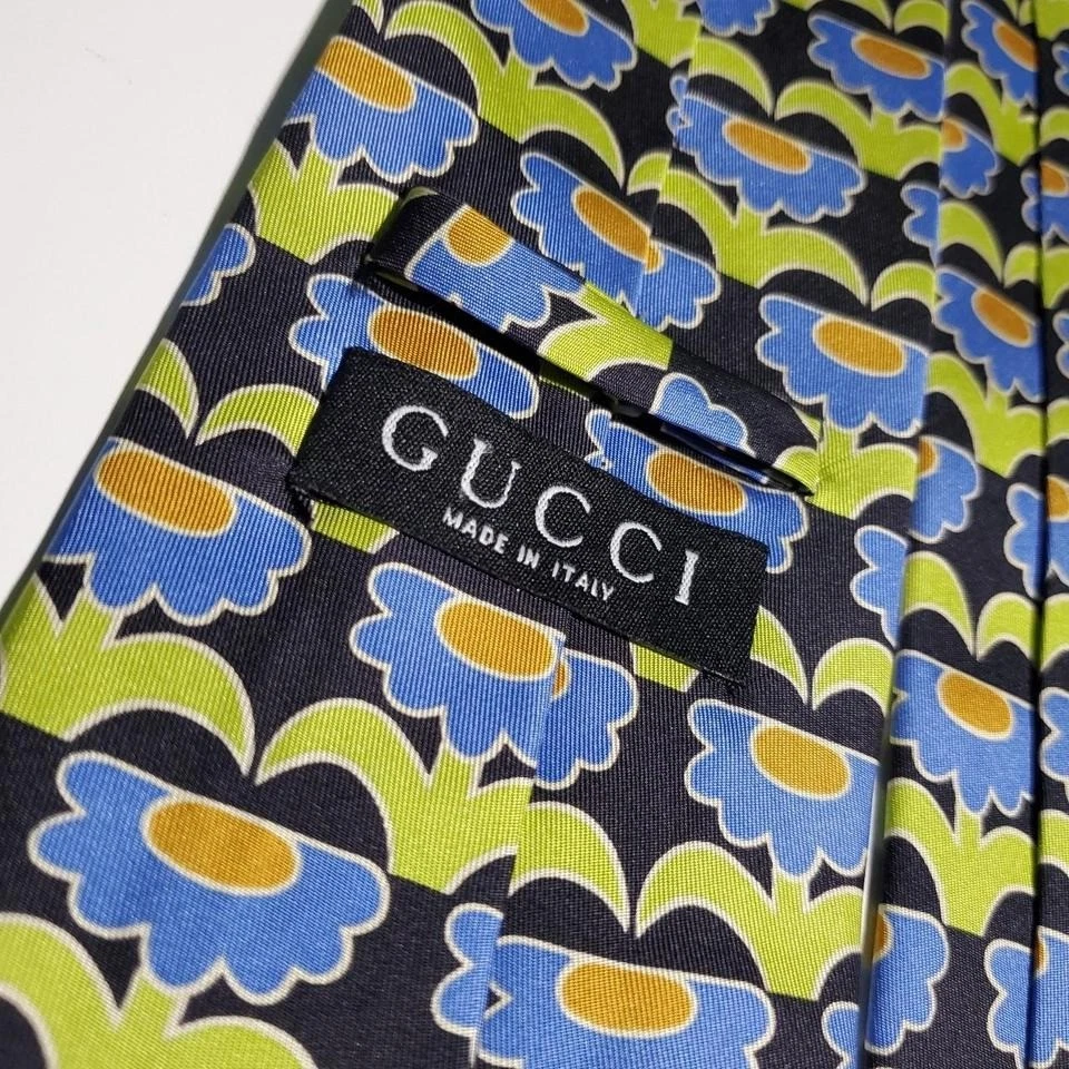 Gucci 100% Seda Hecho en Italia Negro con Floral Azul y Verde Foto 4 de 4