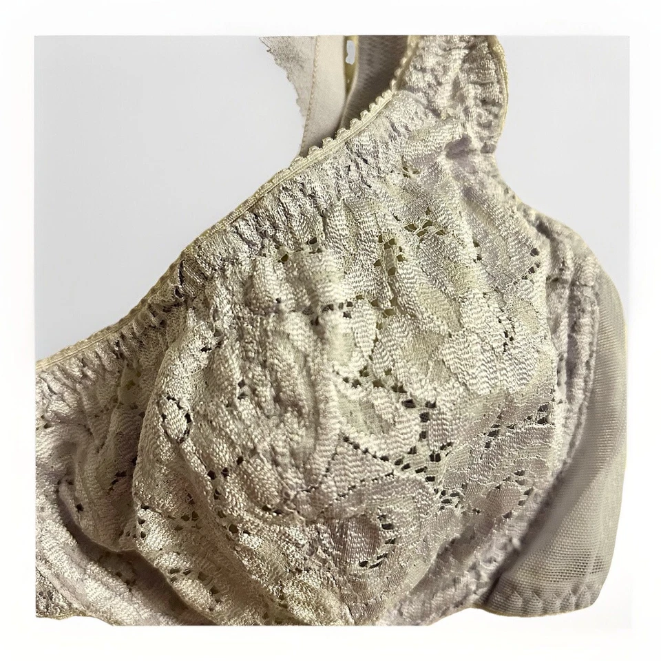 Sujetador Avon Intimates, talla 34C encaje lavanda, con aros, elástico en la parte superior, sin forro Foto 4 de 4