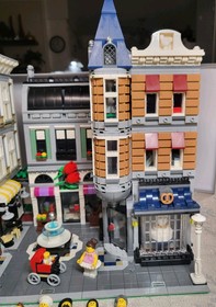 LEGO CREATOR: Assembly Square 10255 Complete W/Instructions No Box Retired 