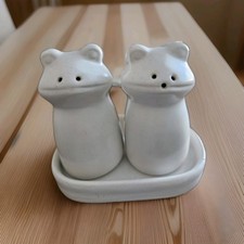 Novice Matte White Ceramic Frogs Display Salt & Pepper Pots With Tray