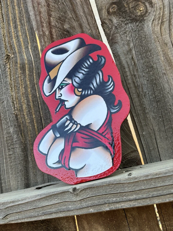 Letrero de tienda de tatuajes hecho a mano flash de vaquera tradicional americana Foto 4 de 4