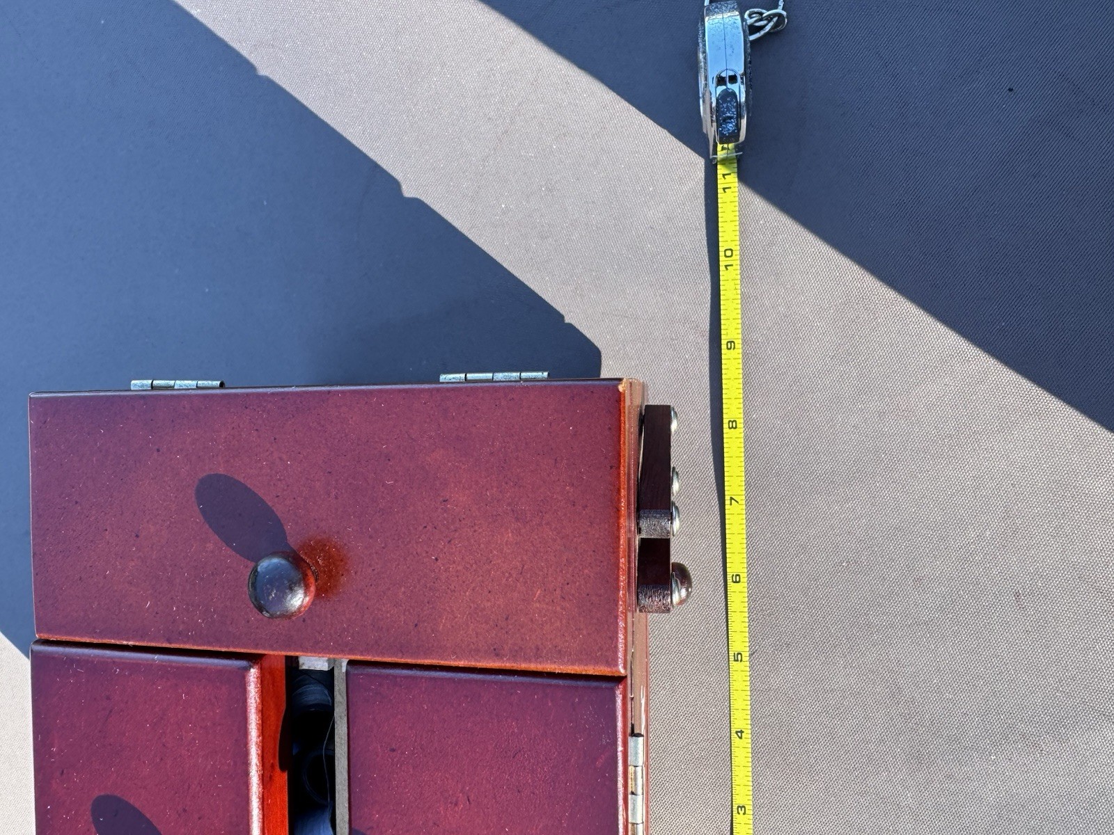 Vintage Singer Wood Sewing Box With Accordion Food Out Drawers & Lots Of Thread