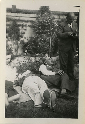 ANTIQUE PHOTO - VINTAGE SNAPSHOT - RELAXING NAP REST FUNNY LEISURE - NAP FUN