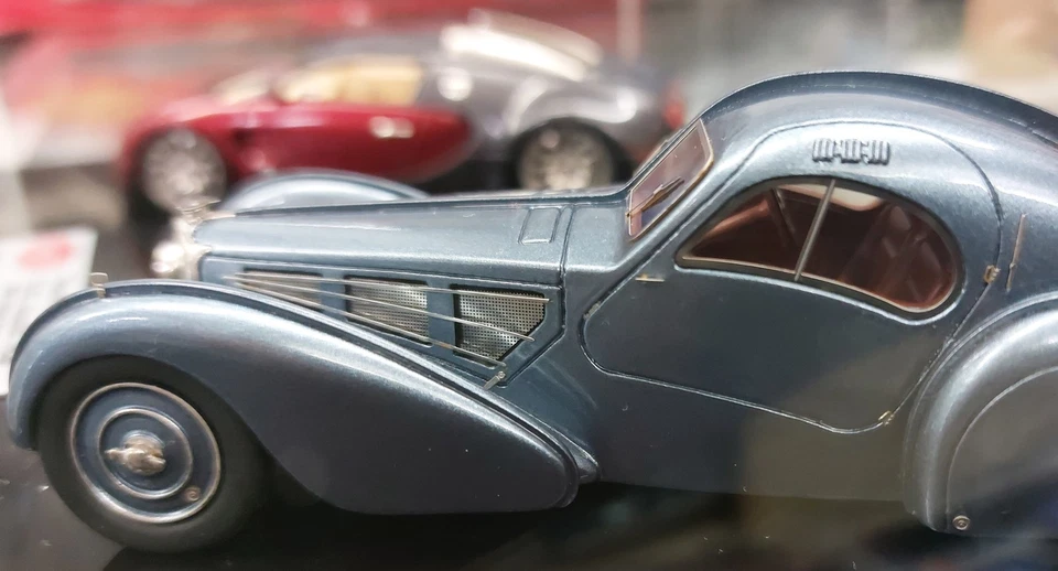 BUGATTI Veyron 16,4 + 57SC ATLANTIC 1936con vetrina Looksmart scala 1:43 - Immagine 3 di 4