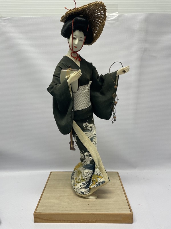 Kyugetsu Doll Japanese Traditional Kimono Geisha Figure on Wood Base 17.25"