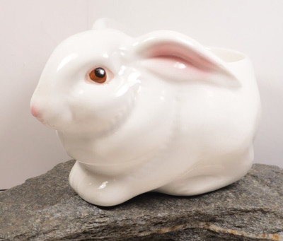 AVON VTG  BUNNY CERAMIC PLANTER OR CANDLE HOLDER 1977-1979 SPRING DECOR
