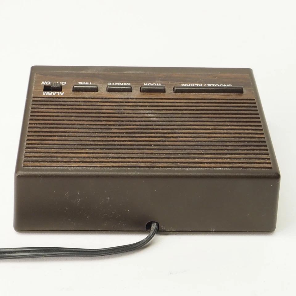 Reloj despertador LED retro de grano de madera Westclox 22690 Foto 4 de 4