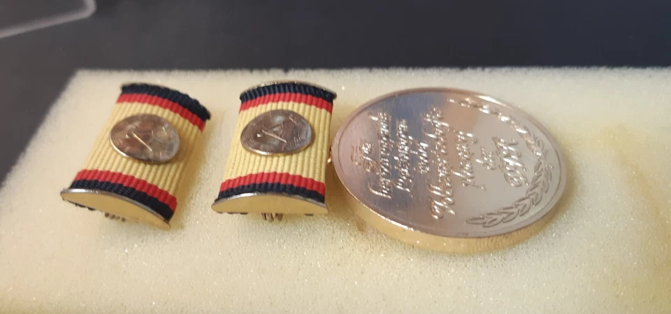 DDR Medaille für hervorragende Leistungen in der Volkswirtschaftsplanung in Gold - Bild 3 von 3