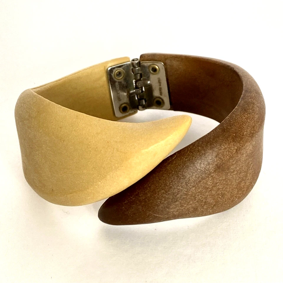 "Brazalete con bisagras cruzadas compuesto madera color oscuro y miel vintage de la década de 1970 6,75""" Foto 2 de 4