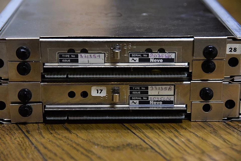 Par de preamplificador de micrófono NEVE 33135A ecualizador de 3 bandas par vintage en rack Foto 3 de 4