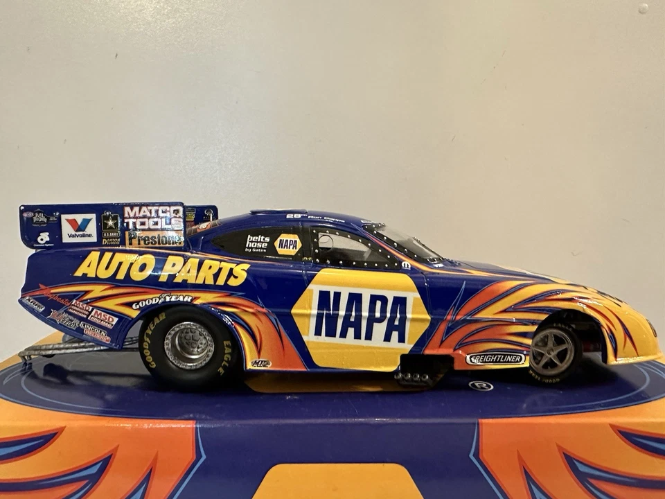 Auto World Ron Capps NAPA 2010 piezas de automóviles NHRA coche divertido fundido a presión 1/24 firmado DSR Foto 2 de 4