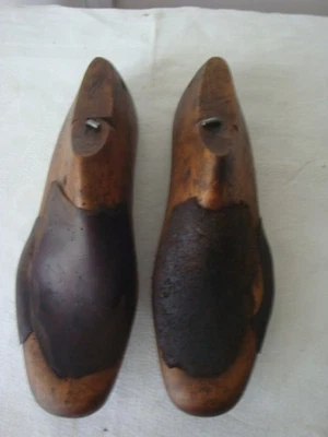 Ancienne paire d'embauchoirs forme de chaussures en bois outil de cordonnier - Photo 1/4