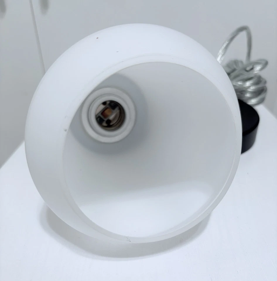 Lámpara colgante de techo moderna de vidrio blanco madera detalles negros Foto 4 de 4