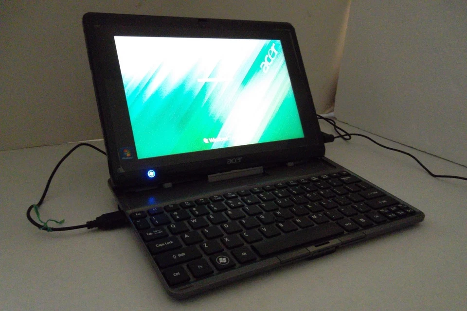 Acer Iconia W500 Tablet AMD C-50 1.5GHz 32GB SSD 2GB 10.1" 1.3MP Webcam Keyboard - Image 2 of 4