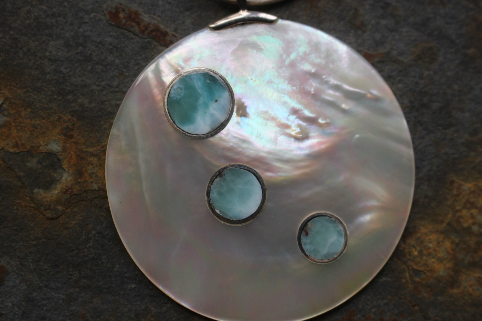 Collier en cuir et pendentif Larimar en argent 925 pour éviter les allergies