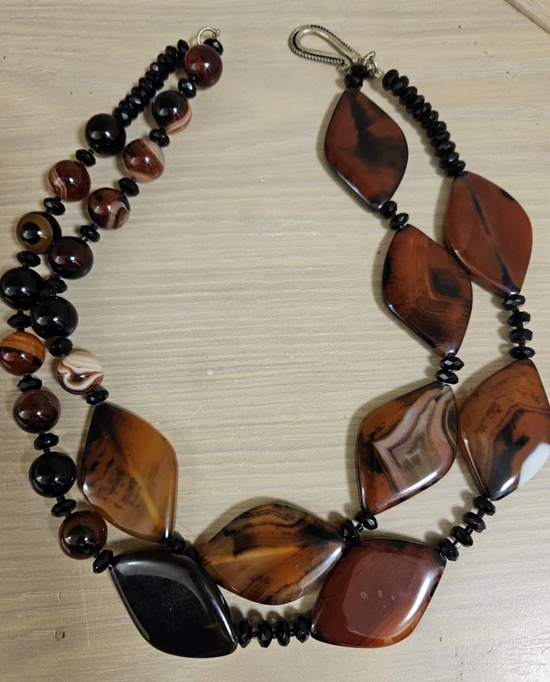 COLLAR ESTERLINA CON CIERRE DE PELTRE DOBLE HEBRA CRISTALES DE ÓNIX NEGRO ÁGATA