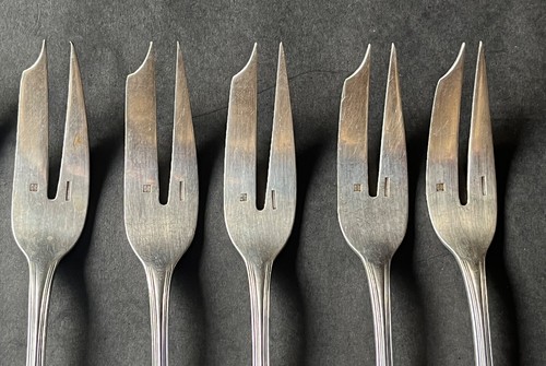 FRANZÖSISCHES CHRISTOFLE SPACHTEL SET COCKTAIL / SCHNECKEN GABELN MIT MONOGRAMM - Bild 3 von 9
