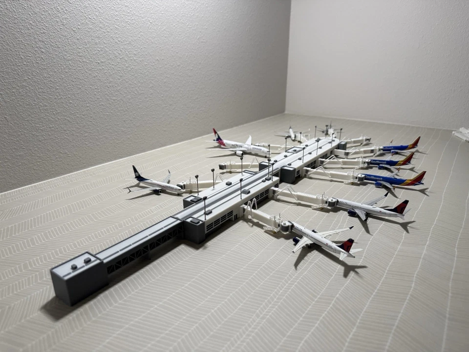 1:400 Model Airport Domestic Terminal w Functional Jet bridges (11) - Image 4 of 4