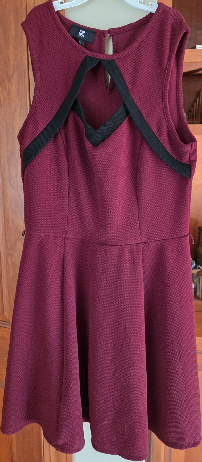 IZ Byer Fit & Flare Burgundy/Black Keyhole Contrast Trim Knee Dress L