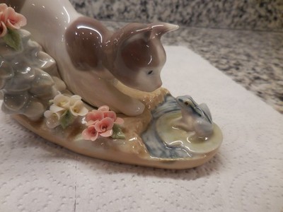 LLARDO KITTY CONFRONTATION PLAYFUL CAT WITH FROG NO BOX