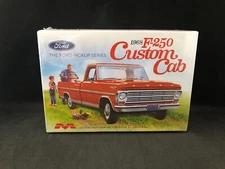 Moebius 1968 Ford F-250 Custom Cab Pickup 1:25 Scale Plastic Model Kit 2564