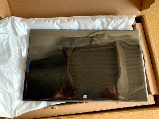 Microsoft Surface RT 8.1 Tablet 10.6" Quad-core NVIDIA Tegra 3/32gb/2G RAM