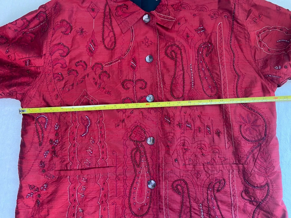 Jaqueta bordada vintage Chico's XL tamanho 3 seda vermelha com miçangas botão para cima paisley anos 90 - Imagem 4 de 4