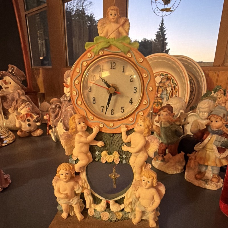 Angel Cherub Resin Desk Clock Analog Round Quartz Battery Powered