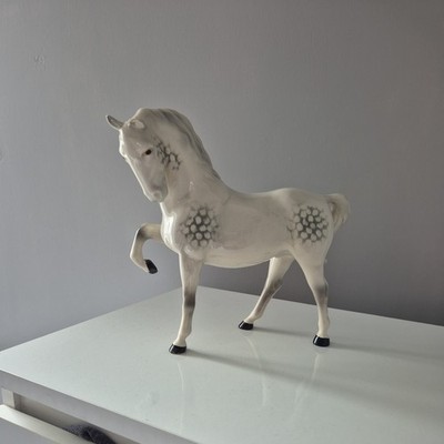 Beswick Pferd, Kopf gesteckt, Bein hoch, in grau glänzend, Modell Nr. 1549 CHIP AM OHR