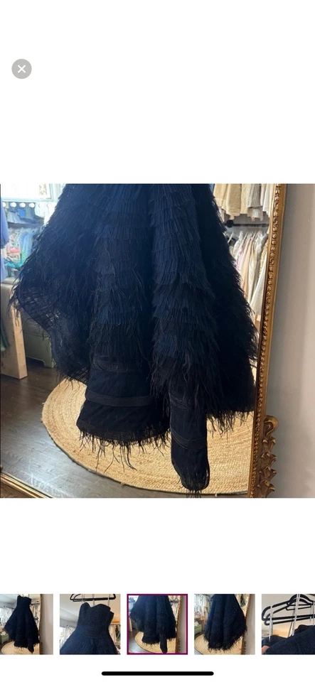 Vestido Oscar de La Renta Resort 2020 de penas azul marinho e preto - Imagem 3 de 4