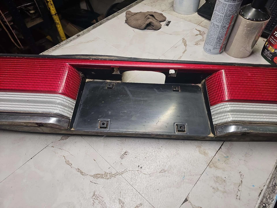 1989 - 1992 年道奇精神后中心尾灯带驾驶员许可面板 — 第 3/4 张图片