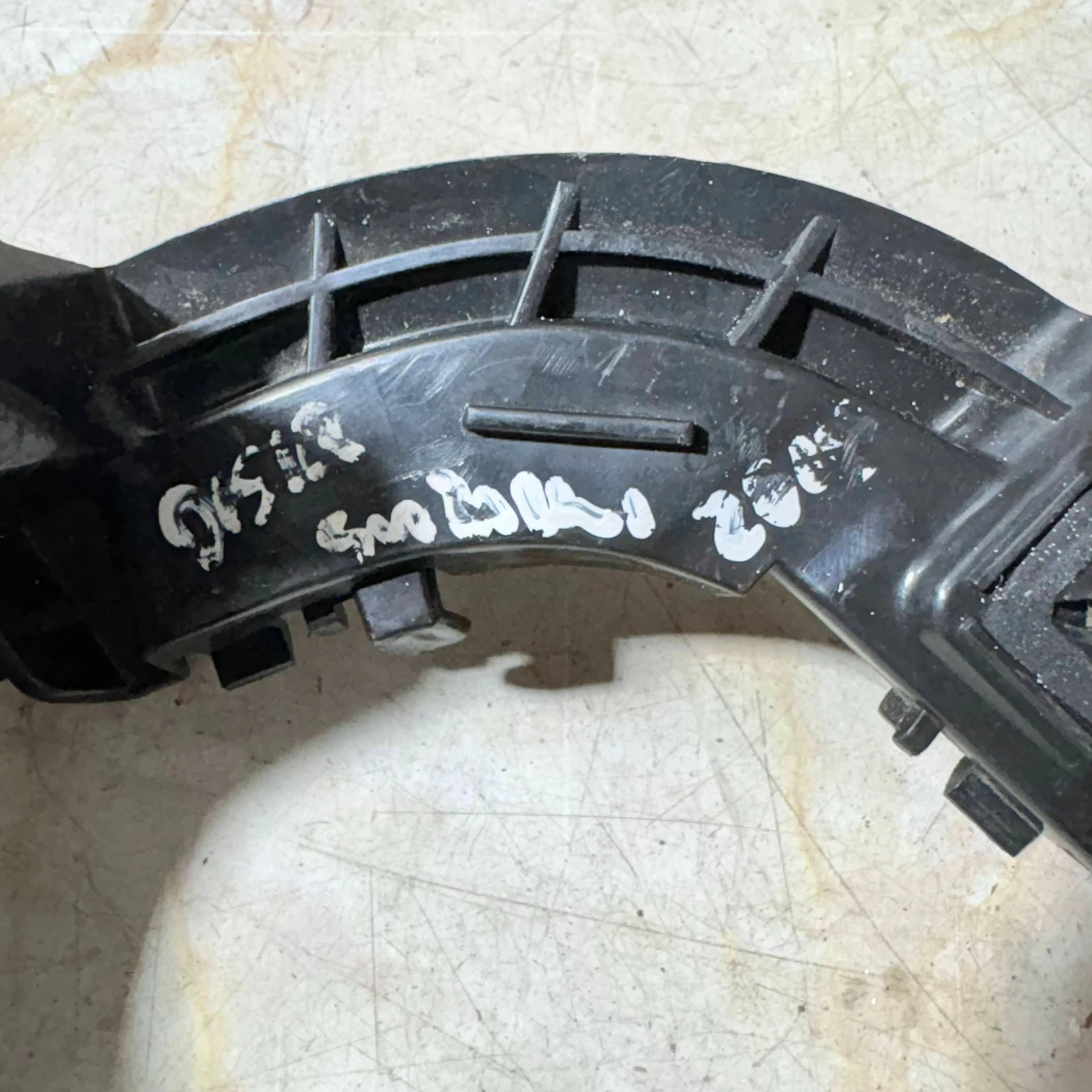Suzuki plastic bumper retainer bracket close detail
