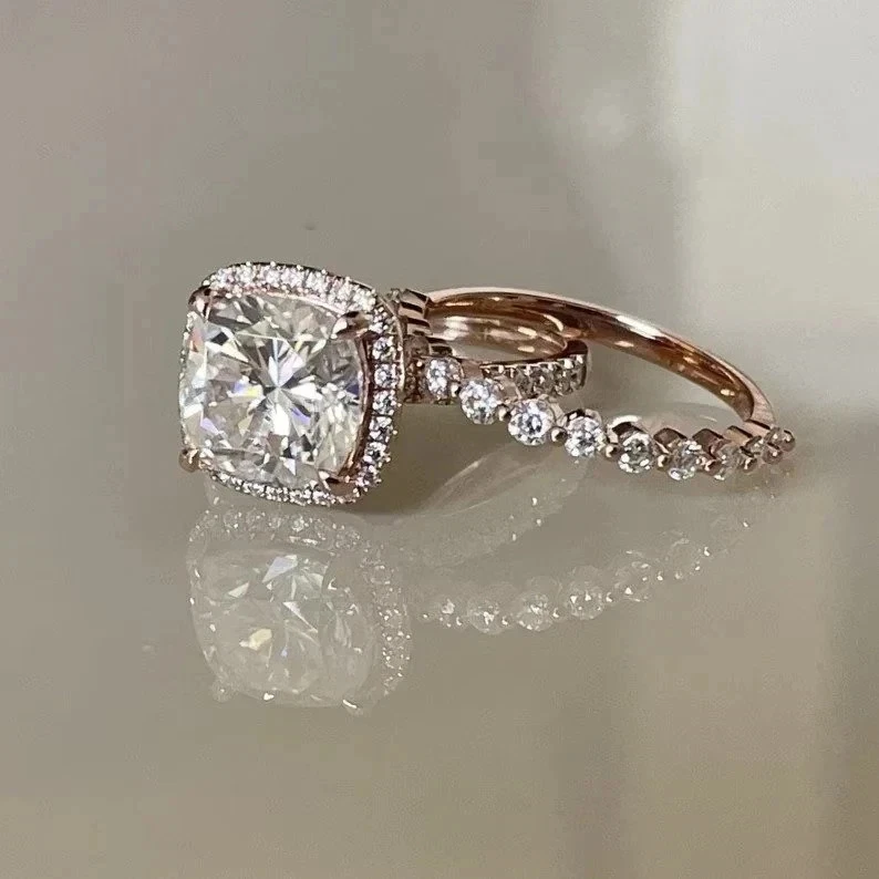 Обручальное кольцо с белым муассанитом огранки подушка 2 карата женское покрытие розовым золотом 14 карат - Изображение 3 из 4