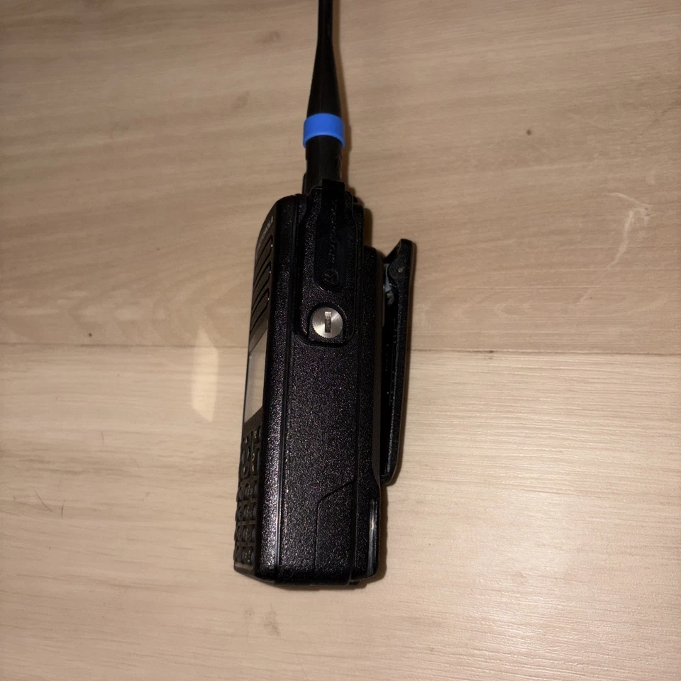 Motorola MotoTRBO XPR7550 ~ UHF 403-512mhz ~ AAH56RDN9KA1AN con batería de 3000 mAh Foto 3 de 4