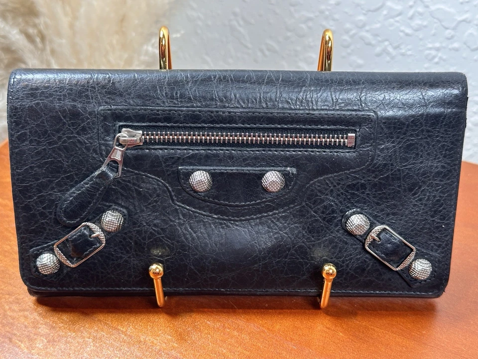 Carteira Balenciaga preta cravejada de prata longa dobrável - Imagem 4 de 4