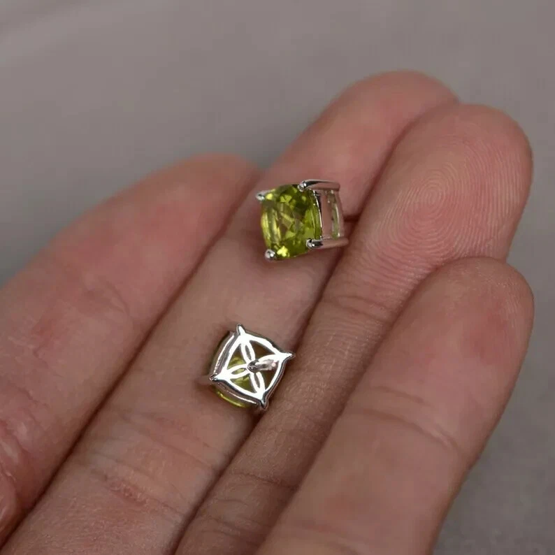 Aretes de diseño de plata de ley 925 con cojín de peridoto natural para mujer Foto 2 de 4