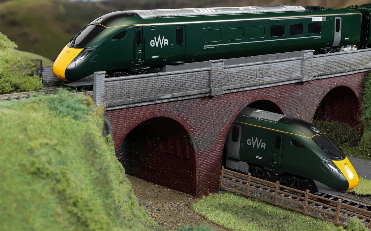HORNBY R30450 GWR Azuma Class 800 No 800001 High Speed Train Pack