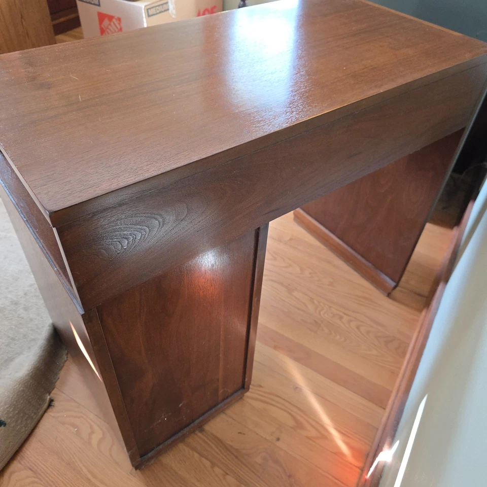 Escritorio moderno de mediados de siglo de nogal con asas de latón años 60 vintage Foto 2 de 3